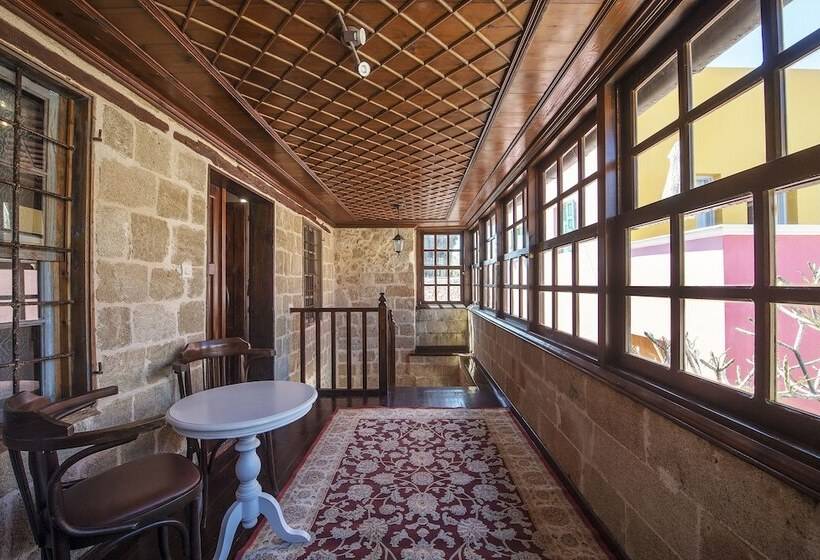 בית מלון כפרי Saint Artemios Boutique