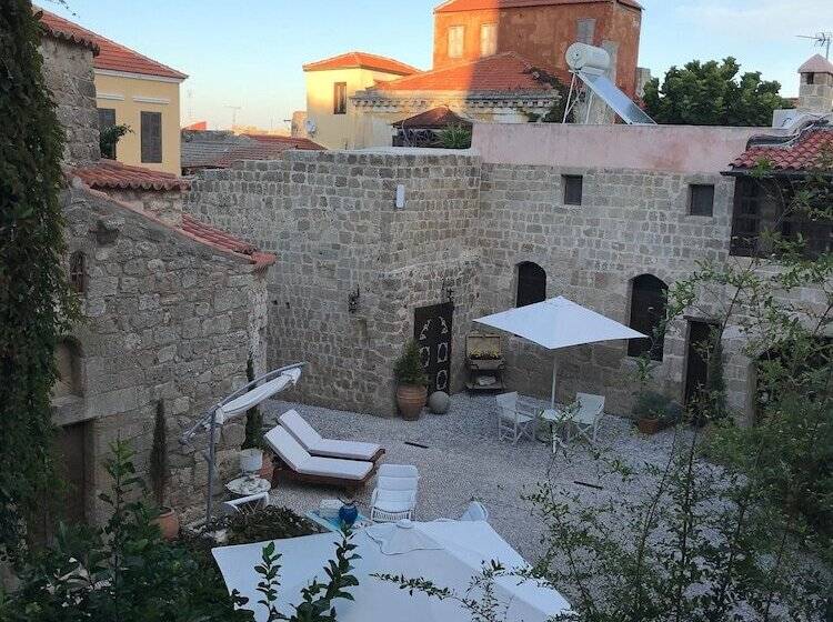 בית מלון כפרי Saint Artemios Boutique