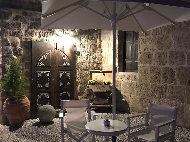 בית מלון כפרי Saint Artemios Boutique