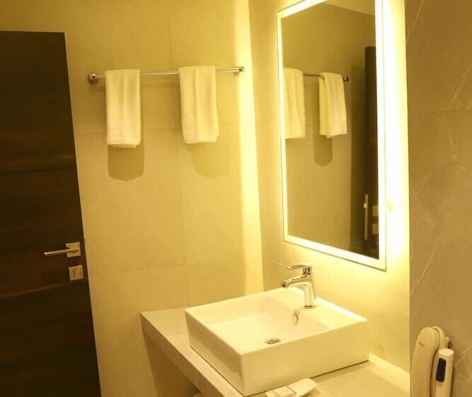 هتل The Flora Grand