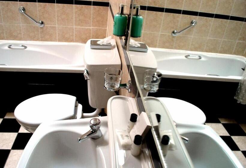 مبيت وإفطار The Old Bank Bruff Family Town House