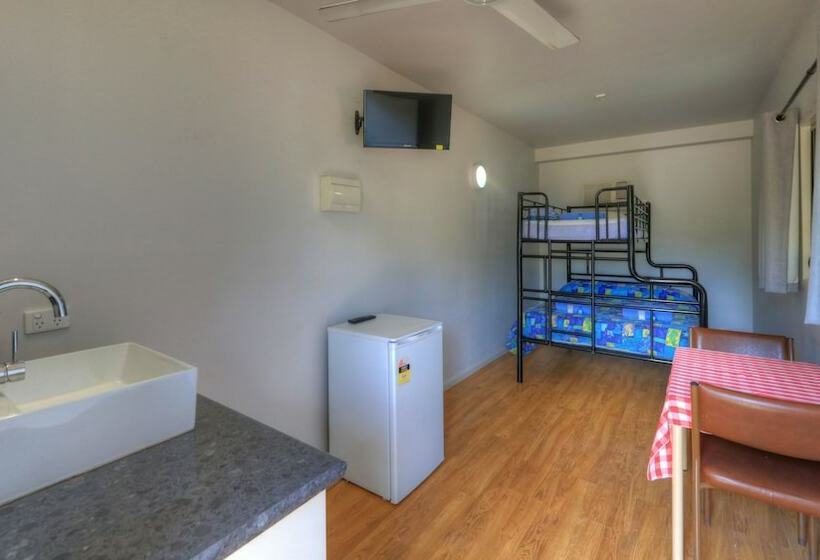 هتل Batchelor Holiday Park