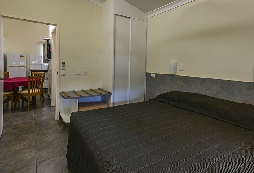 هتل Batchelor Holiday Park