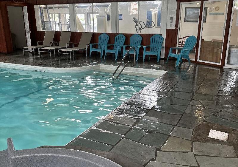 Отель Trade Winds On The Bay