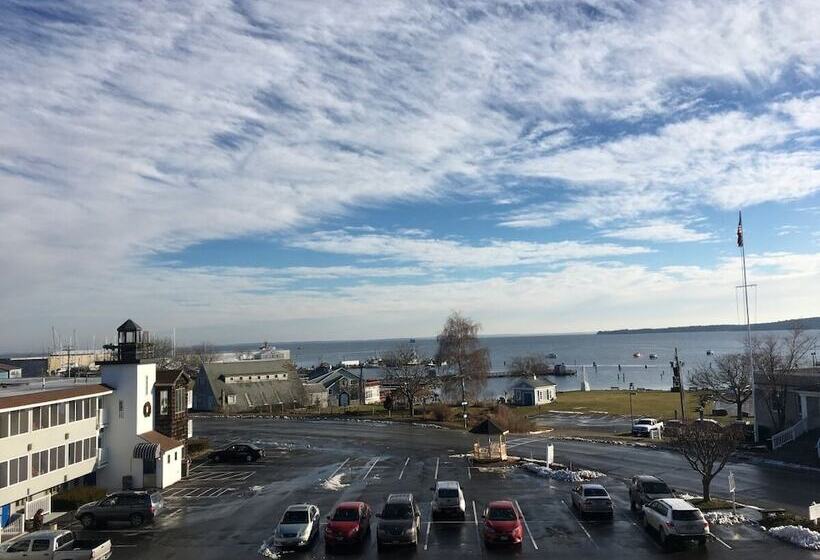 Отель Trade Winds On The Bay