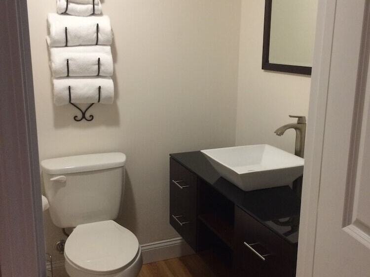 Отель Trade Winds On The Bay