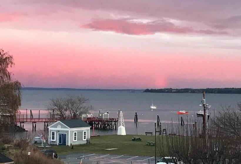 Отель Trade Winds On The Bay