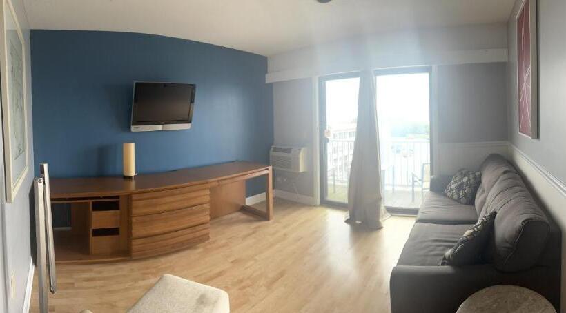 Отель Trade Winds On The Bay