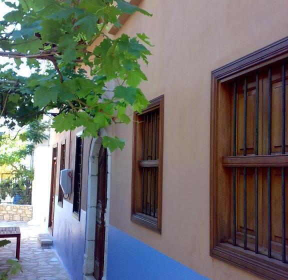 Karnayo Traditional Houses