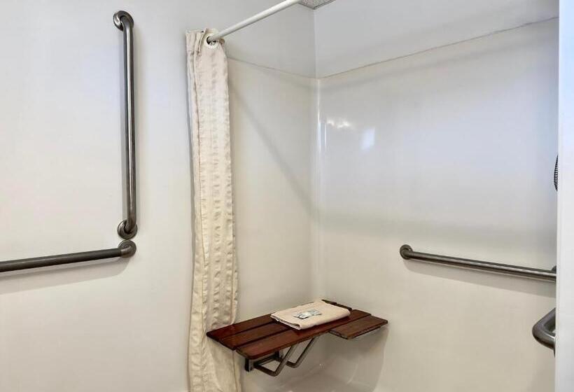 Colonial Valley Motel