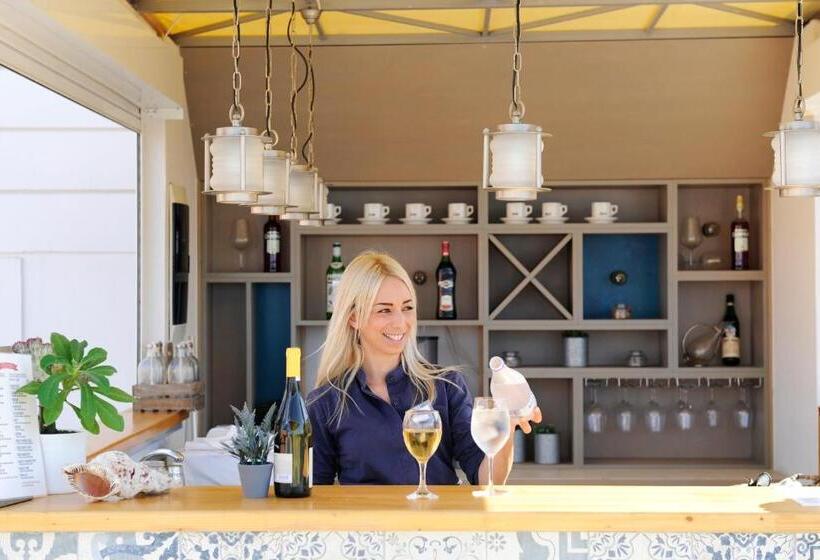 Отель Caldera Bay