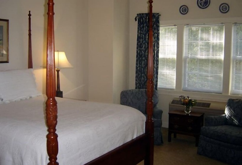 فندق Carriage House Inn