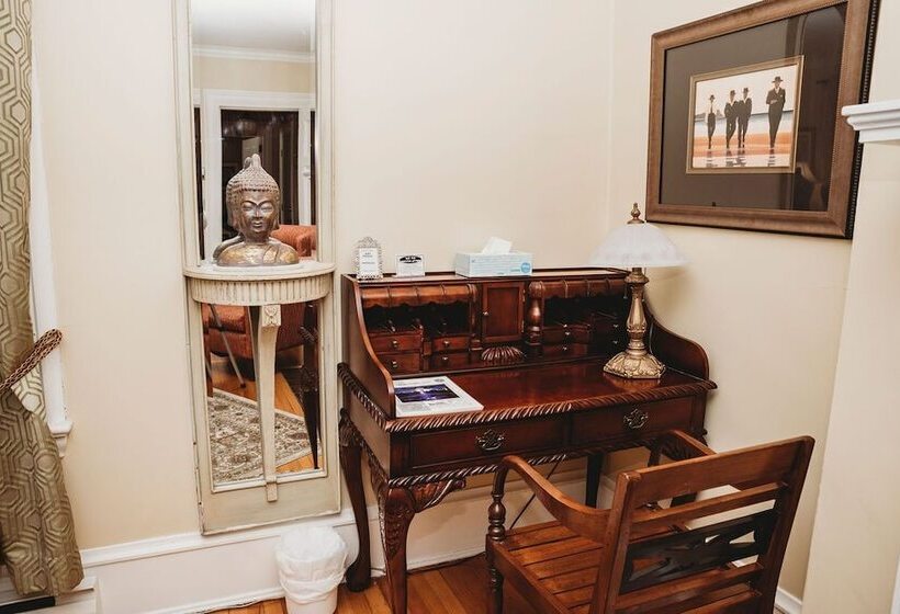 Отель Grey Gables Inn