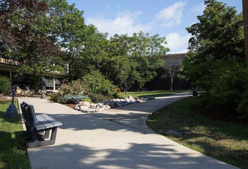 בית מלון כפרי Humber College Lakeshore Campus Residence