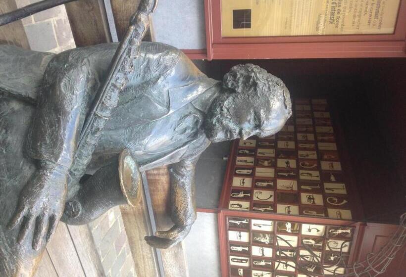 Отель Les Voisins De Mr Sax