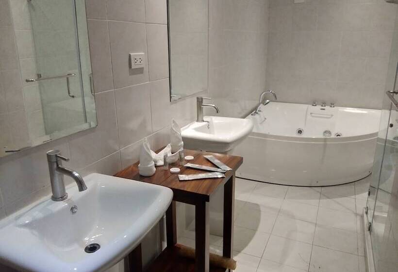 Log Cabin Hotel   Safari Lodge Baguio