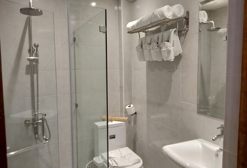 Log Cabin Hotel   Safari Lodge Baguio