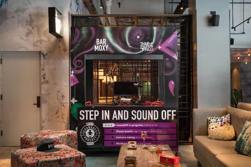 Отель Moxy Chicago Downtown