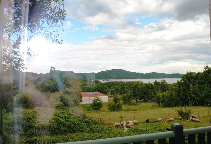 בית מלון כפרי Oreiades Suites