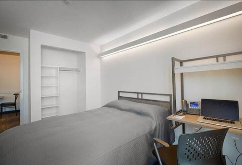 هتل Residence & Conference Centre Toronto Downtown