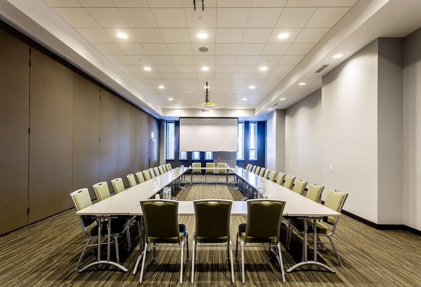 هتل Residence & Conference Centre Toronto Downtown