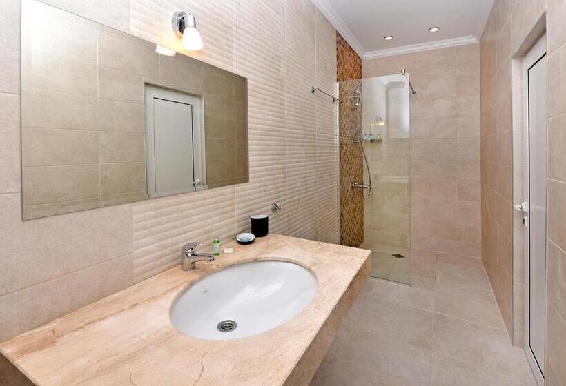 בית מלון כפרי Sirena Palace Family