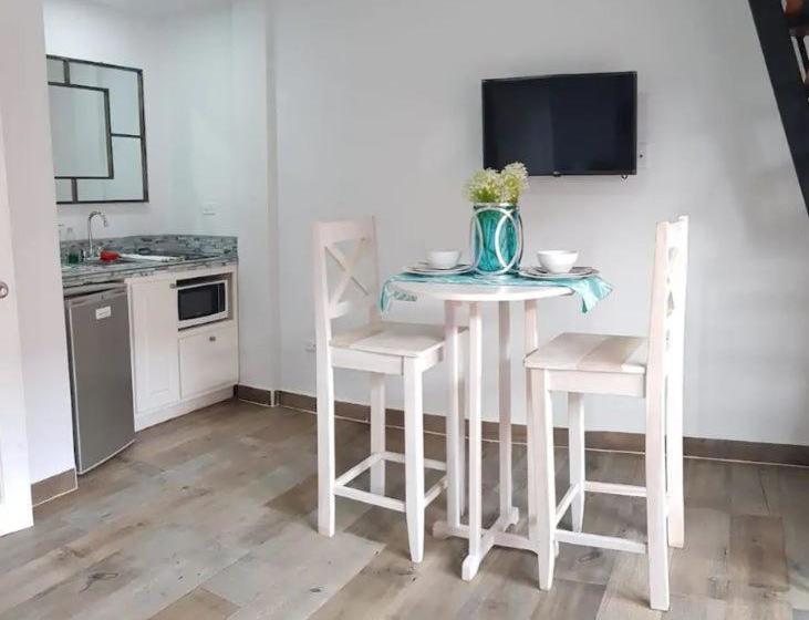 בית מלון כפרי The Beach Club Resort At Caye Caulker