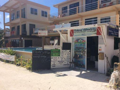 בית מלון כפרי The Beach Club Resort At Caye Caulker