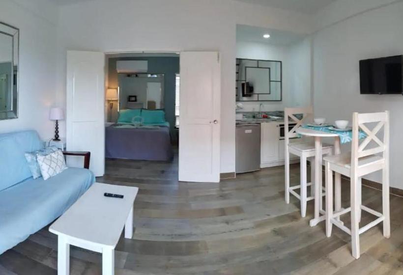 בית מלון כפרי The Beach Club Resort At Caye Caulker