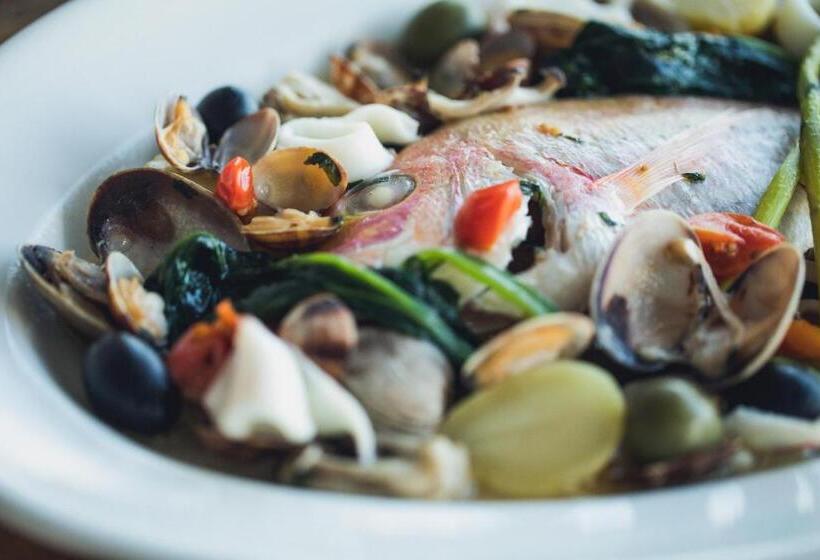 בית מלון כפרי Themana Village