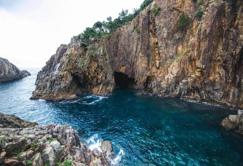 בית מלון כפרי Themana Village