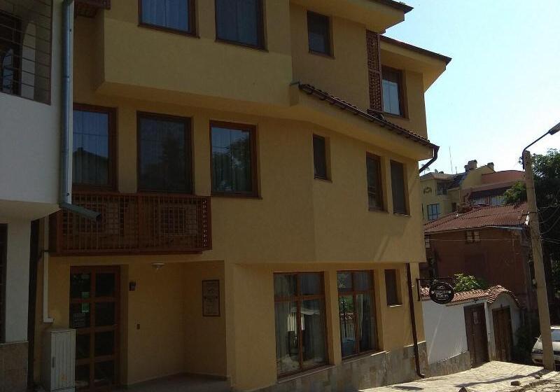 Roots Hotel & Wine Bar