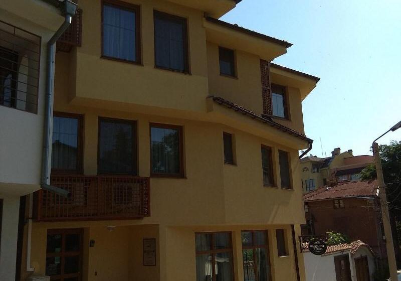 Roots Hotel & Wine Bar