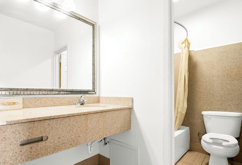 Отель Capitol Inn And Suites