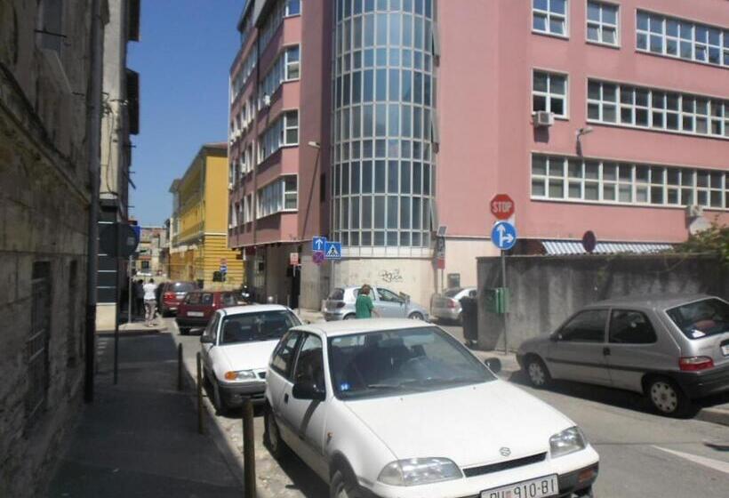 호텔 City Center Rooms