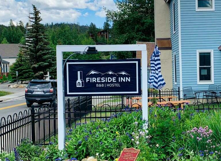 호텔 Fireside Inn & Hostel