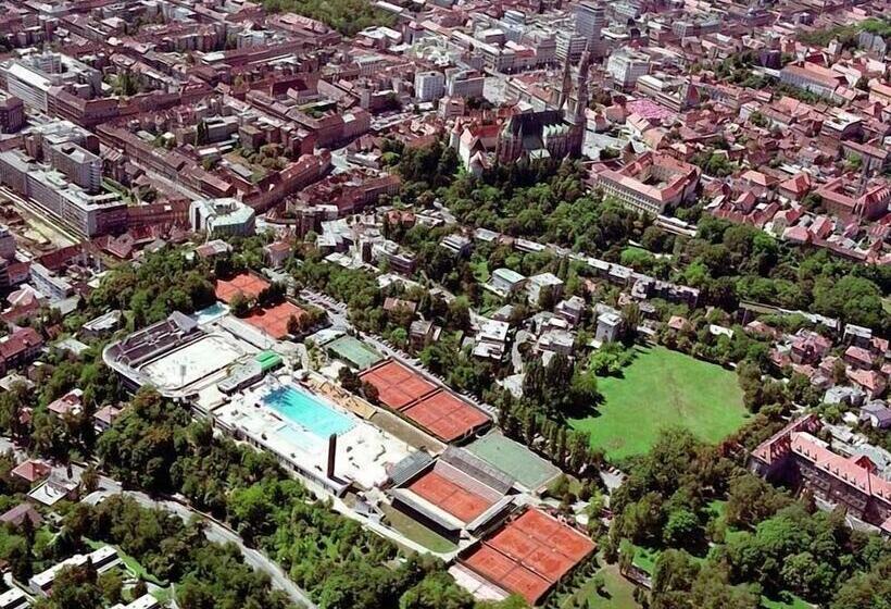בית מלון כפרי Hostel Poolside