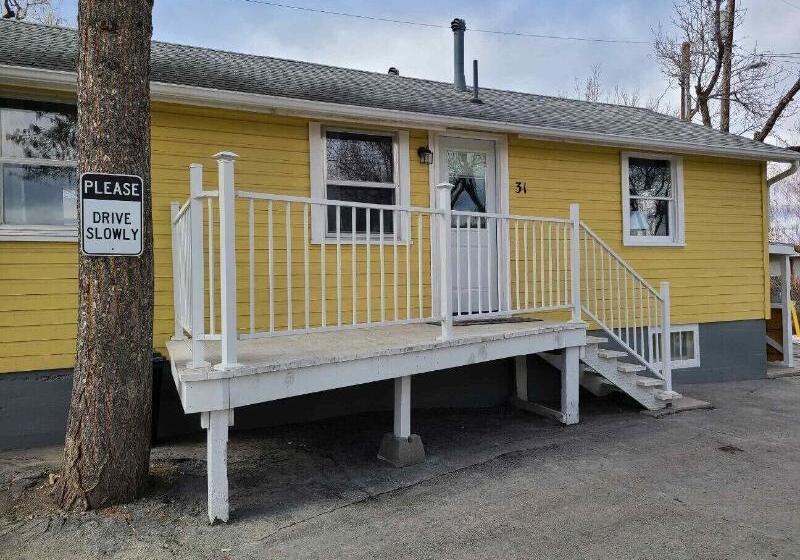 فندق Lamplighter Cabins & Suites