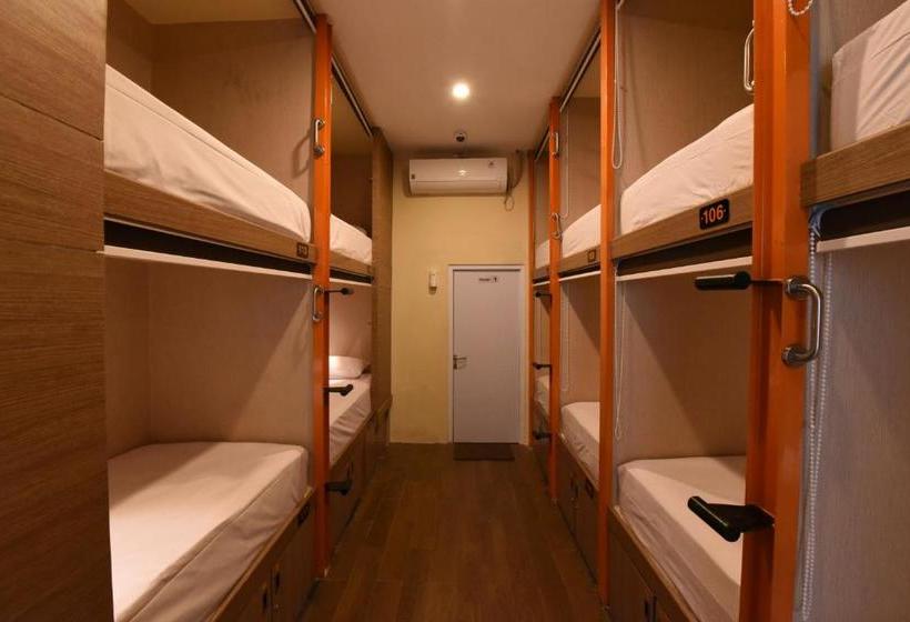 Отель Legian Capsule