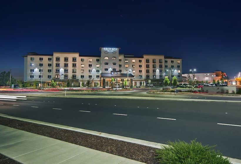 Отель Oxford Suites Sonoma Rohnert Park