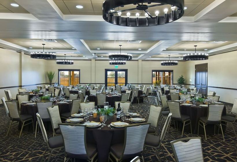 בית מלון כפרי Oxford Suites Sonoma Rohnert Park