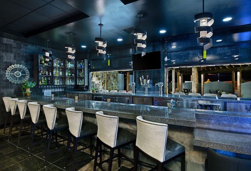 בית מלון כפרי Oxford Suites Sonoma Rohnert Park