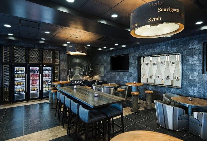 Отель Oxford Suites Sonoma Rohnert Park