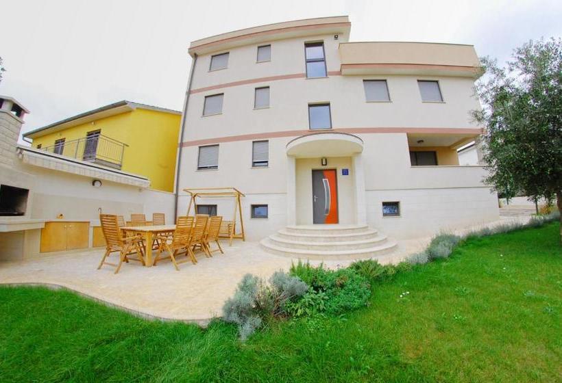 Отель Pula Comfort Apartments