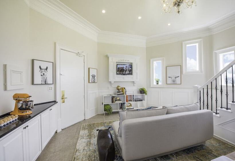 Отель The Kentucky Castle