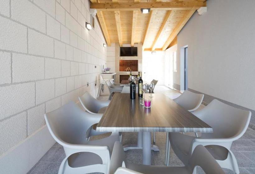 ホテル The Seasons Residence