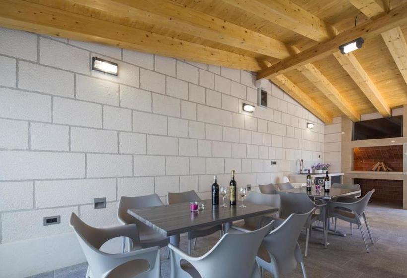 ホテル The Seasons Residence