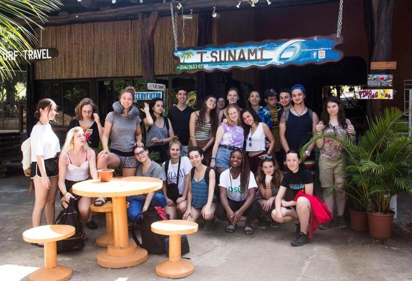 ホテル Tsunami Hostel