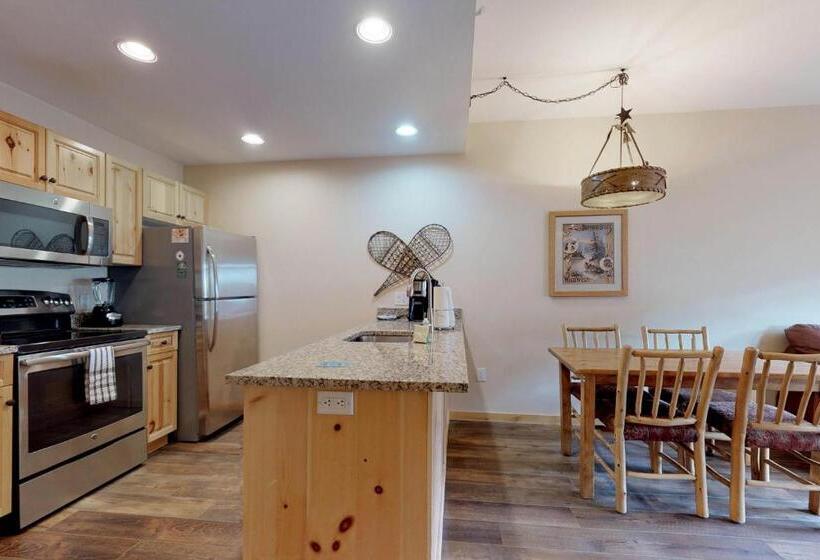 בית מלון כפרי Tucker Mountain Lodge 321