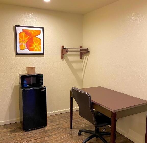 בית מלון כפרי Whistling Pines   Daily & Extended Stay, Elizabeth City